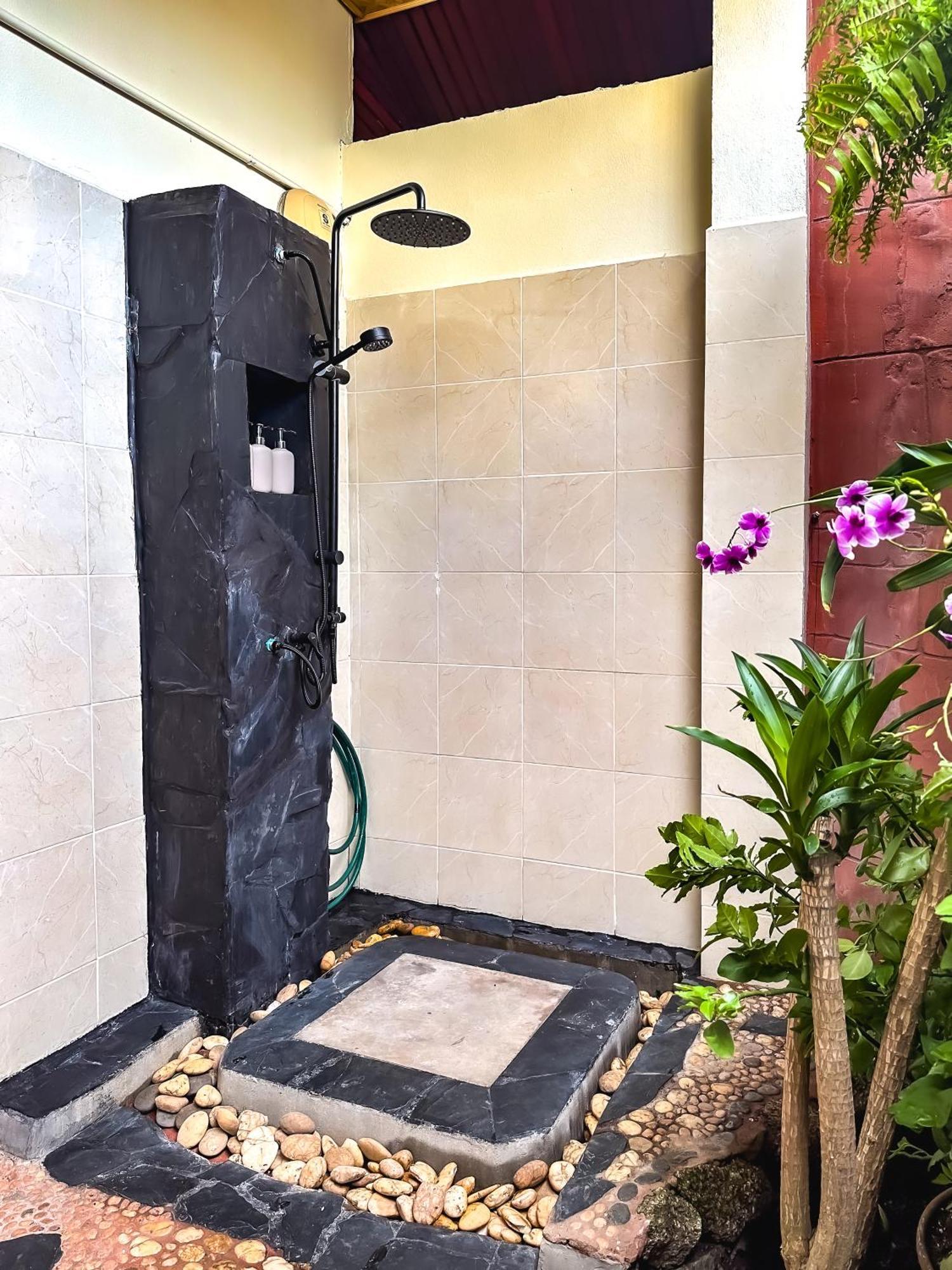 Shanti Lodge Phuket Chalong Exterior photo